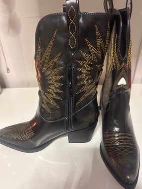 Forever 21 Women’s Black Western Embroidered Cowboy Boots